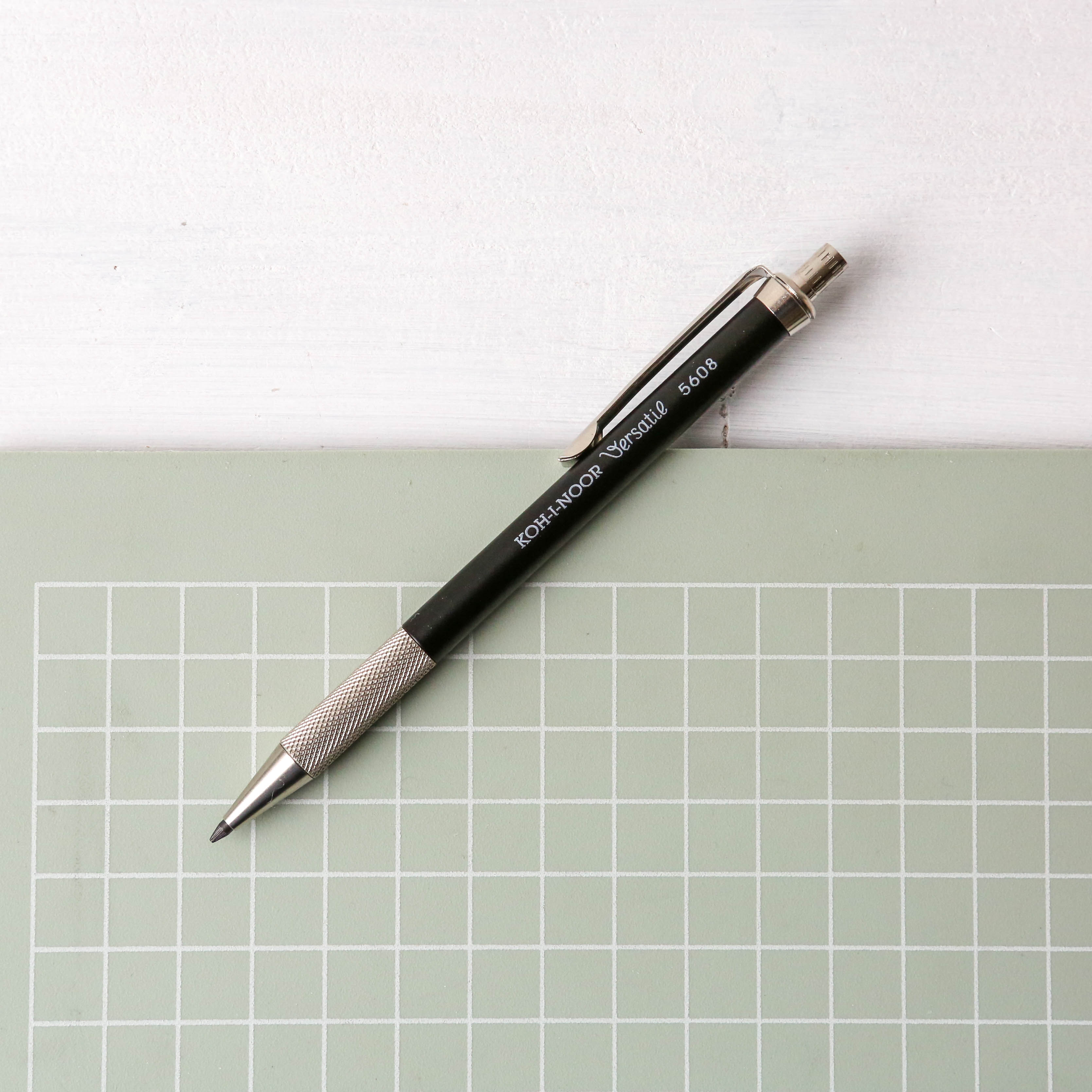 KOH-I-NOOR Automatic 5608 – Vulpotlood Met Metalen Clip – 2 Mm Grafietvulling – Inclusief Puntenslijper In De Drukknop – Ideaal Voor Notitieboek