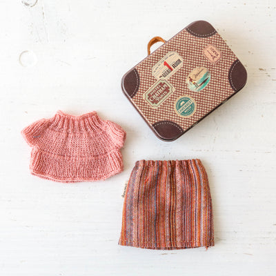 Knitted Blouse & Skirt in Suitcase - Grandma Mouse