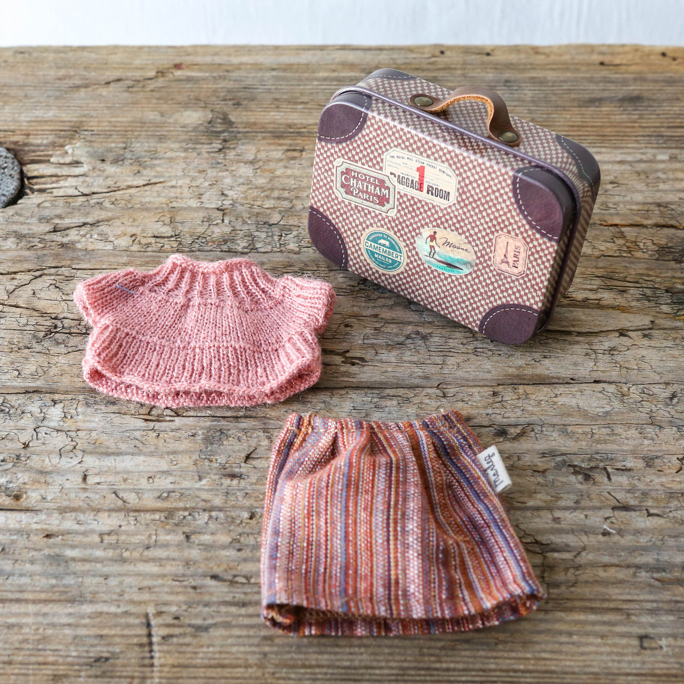 Knitted Blouse & Skirt in Suitcase - Grandma Mouse