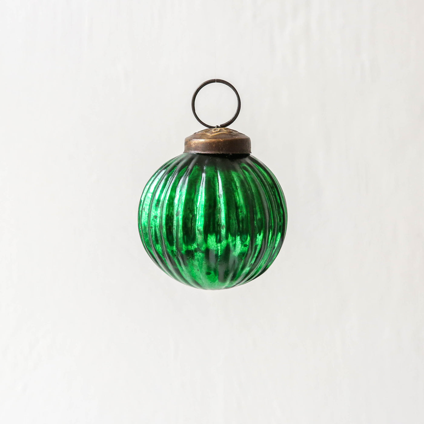 5cm Ribbed Glass Bauble - Emerald