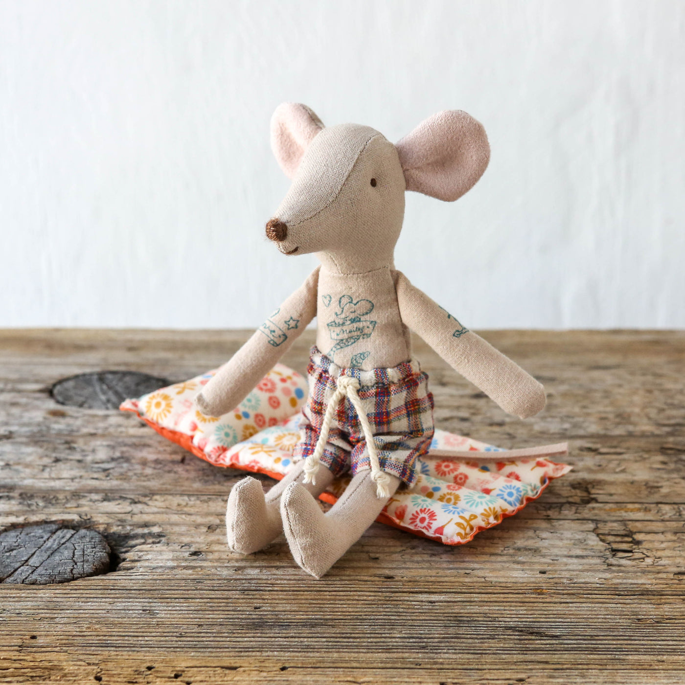 Dad Beach Mouse with Air Mattress - Flower