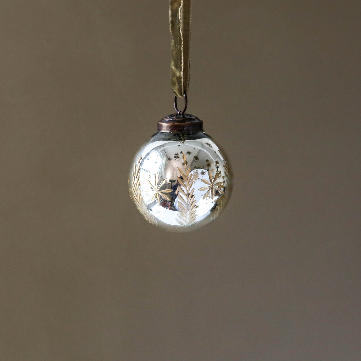 5cm Etched Leaves Glass Bauble - Silver/Gold Relief