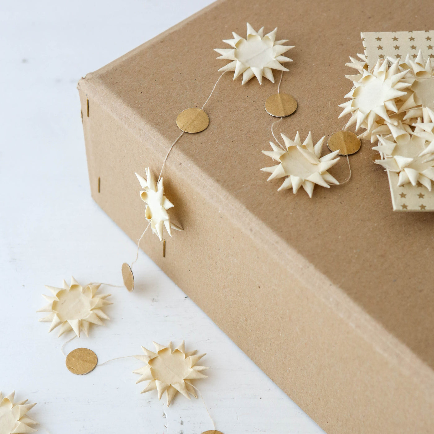 Kotte Star Garland with Gold Dots
