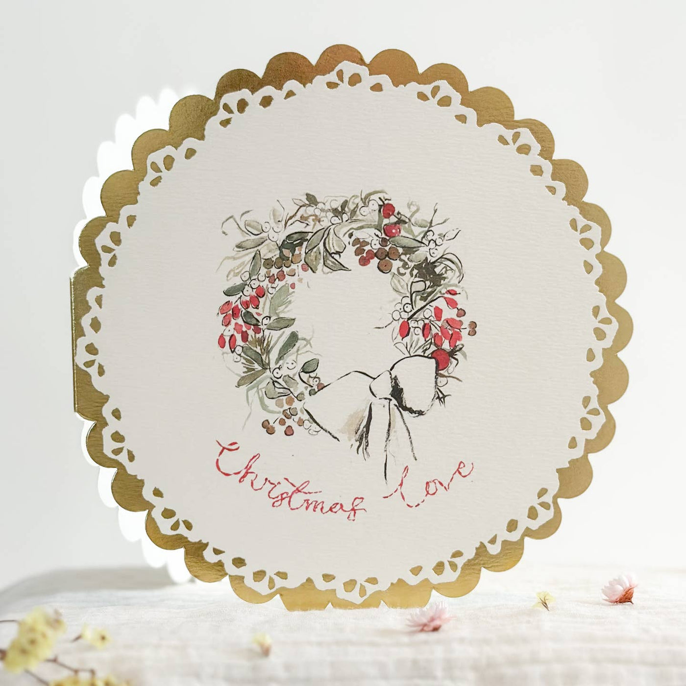 Christmas Love Wreath - Circular Gold Scalloped Card