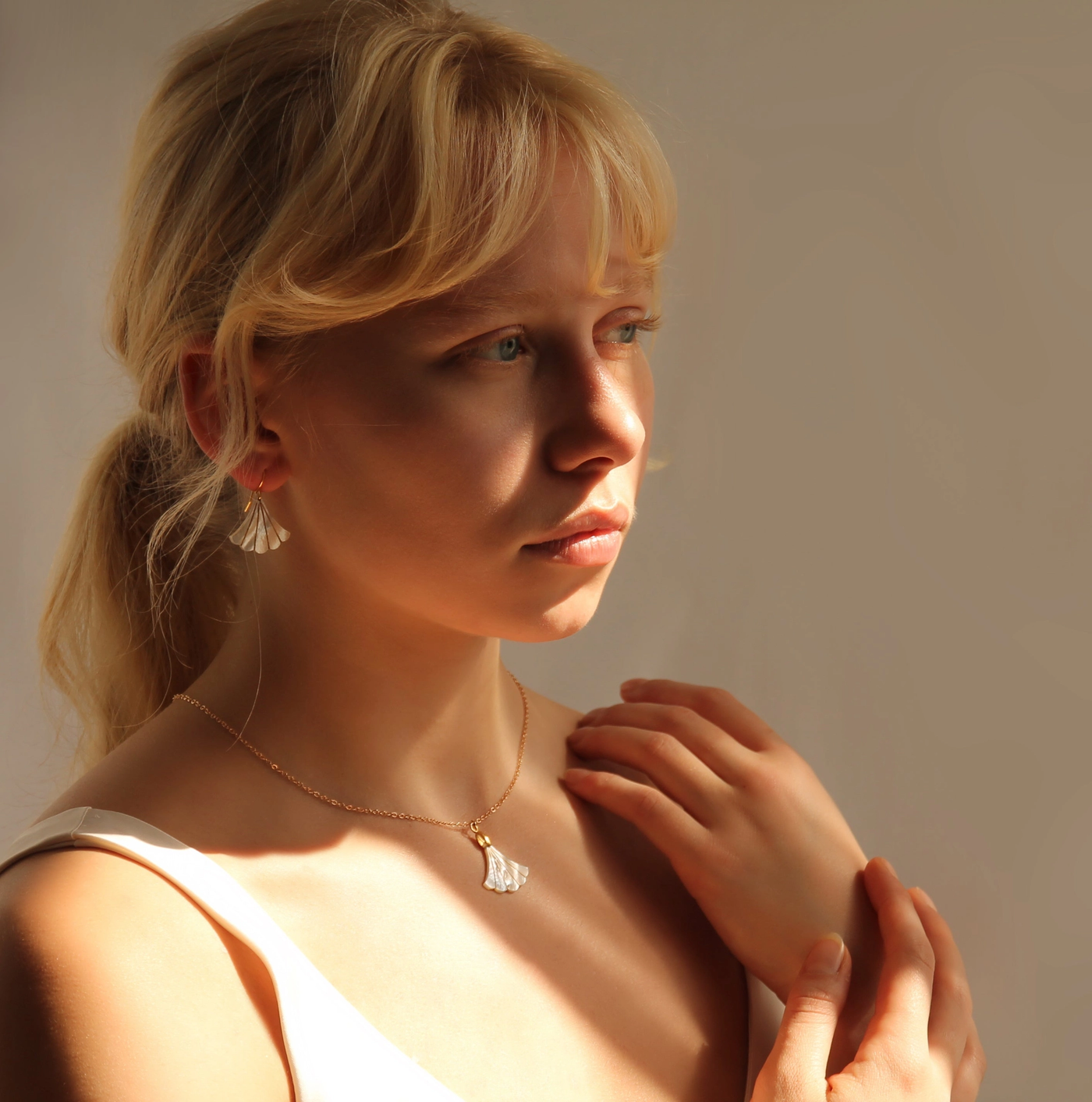 Mother of Pearl Deco Fan Necklace - Gold