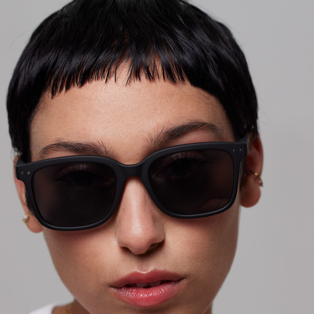 Sunglasses - Design 'L' in Black by Izipizi