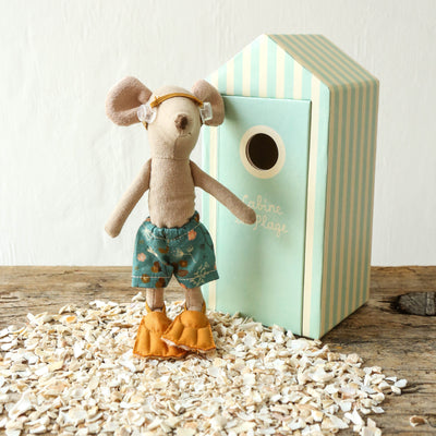 Beach Mice - Big Brother in Cabin de Plage