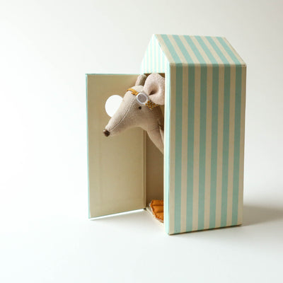 Beach Mice - Big Brother in Cabin de Plage