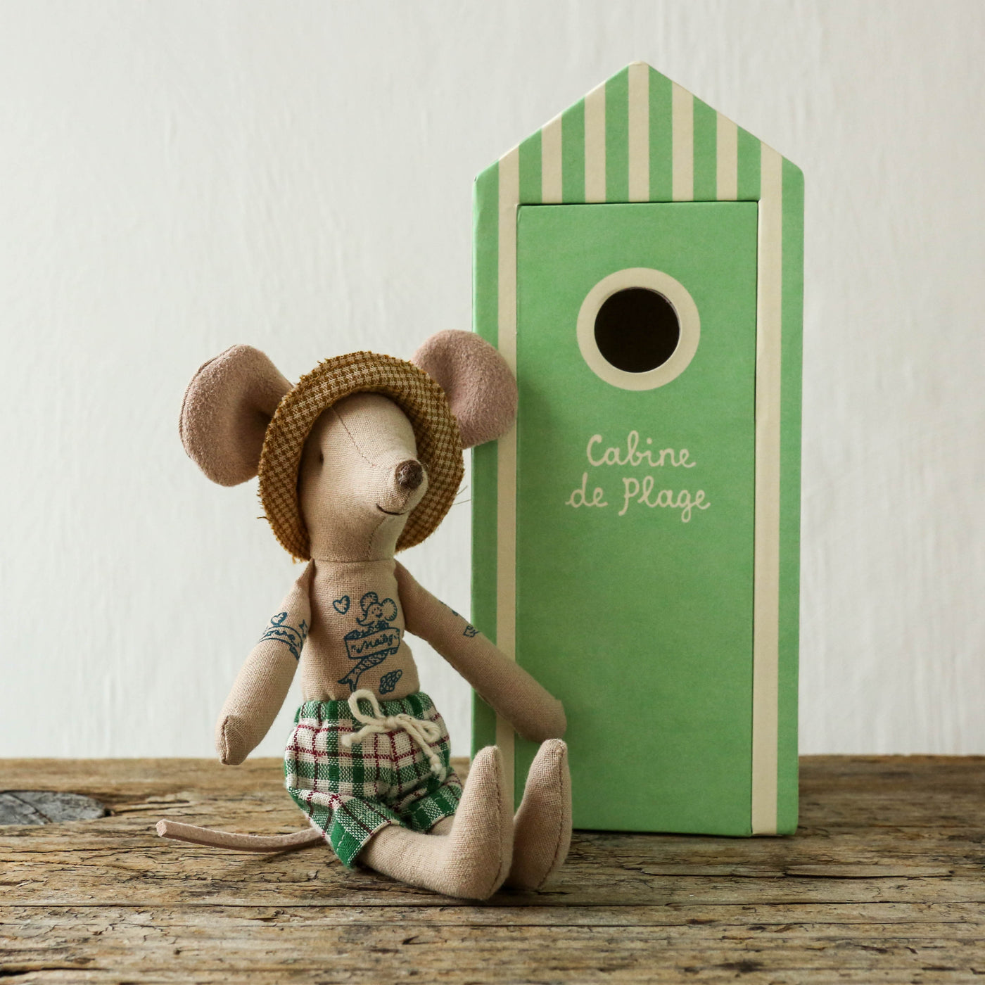 Beach Mice - Dad in Cabin de Plage