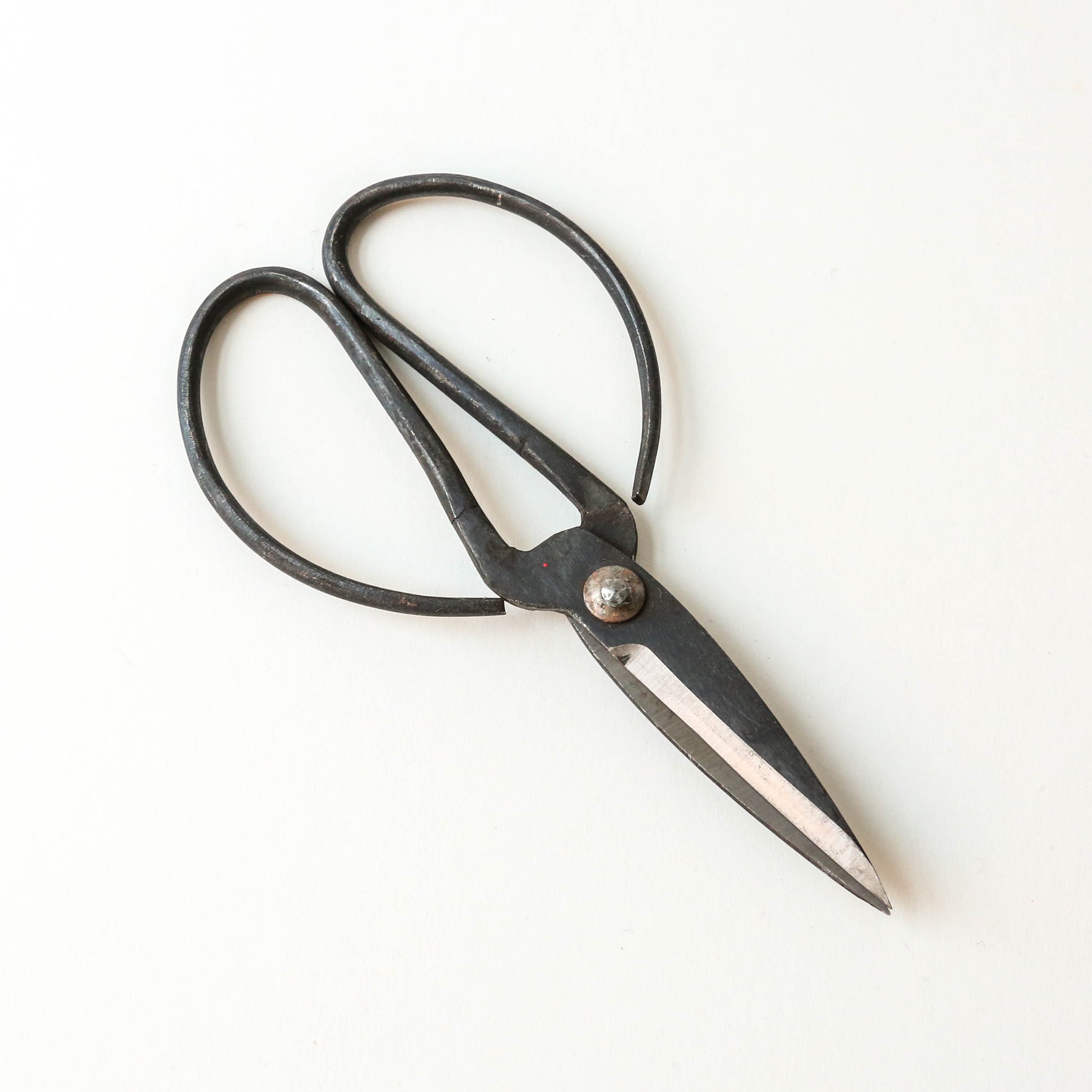 Traditional Black Iron Scissors – Berylune