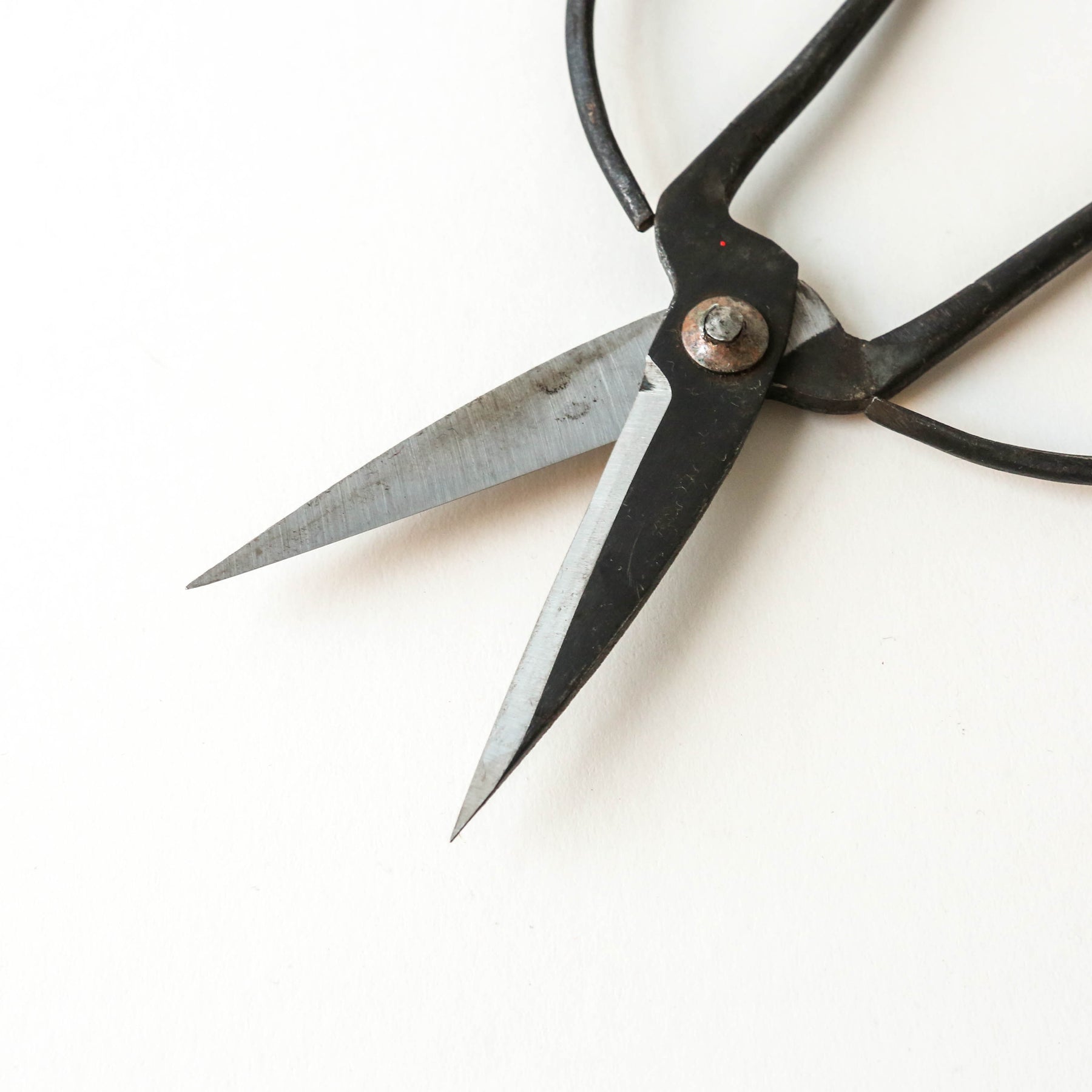 Traditional Black Iron Scissors – Berylune